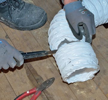 Ilmastointilaitteen poistoputki: Leikkaa flex-putki oikeaan pituuteen Ilmastointilaitteen poistoputki: Leikkaa flex-putki oikeaan pituuteen